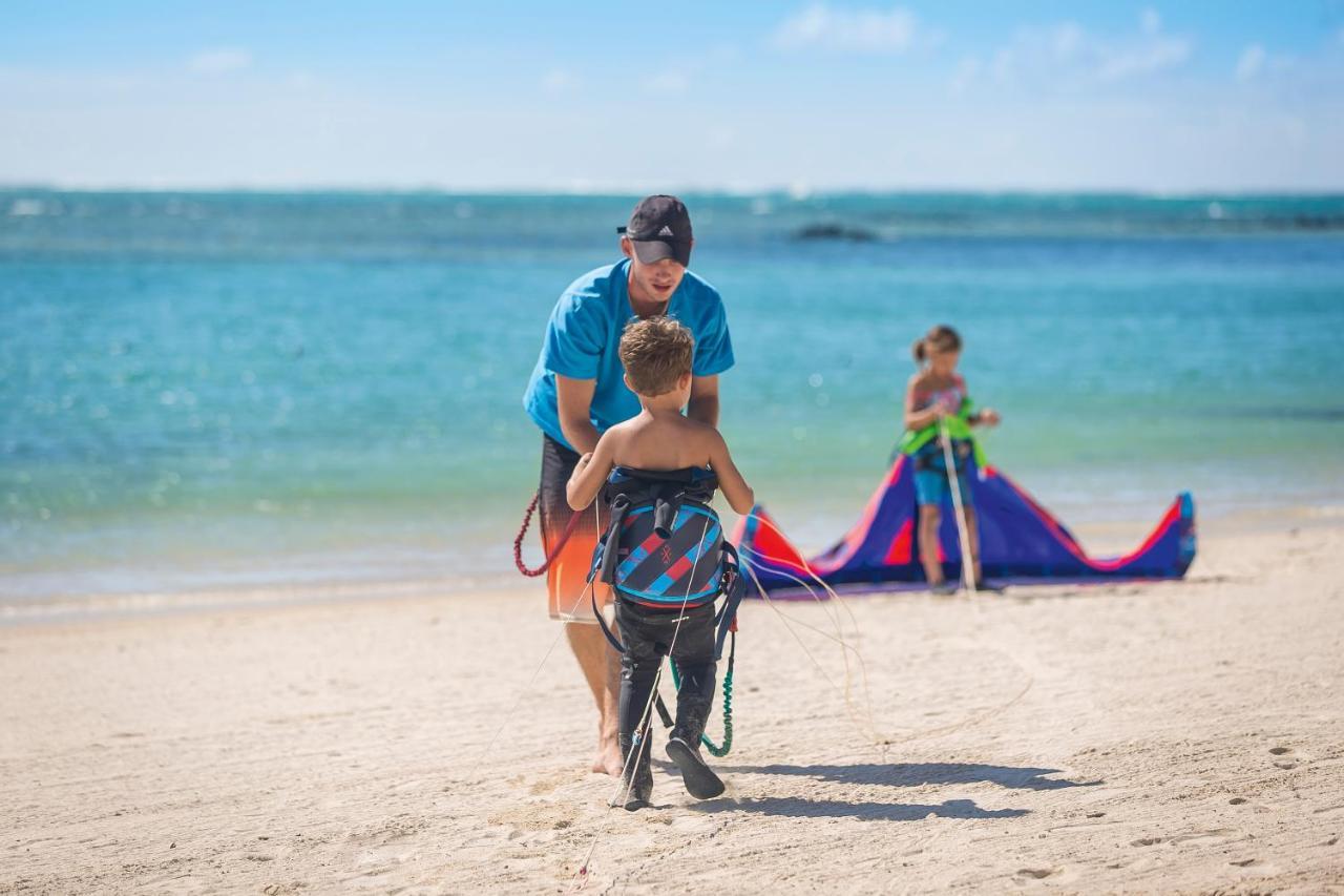 Constance Prince Maurice Poste de Flacq Esterno foto A kiteboarding instructor with a student