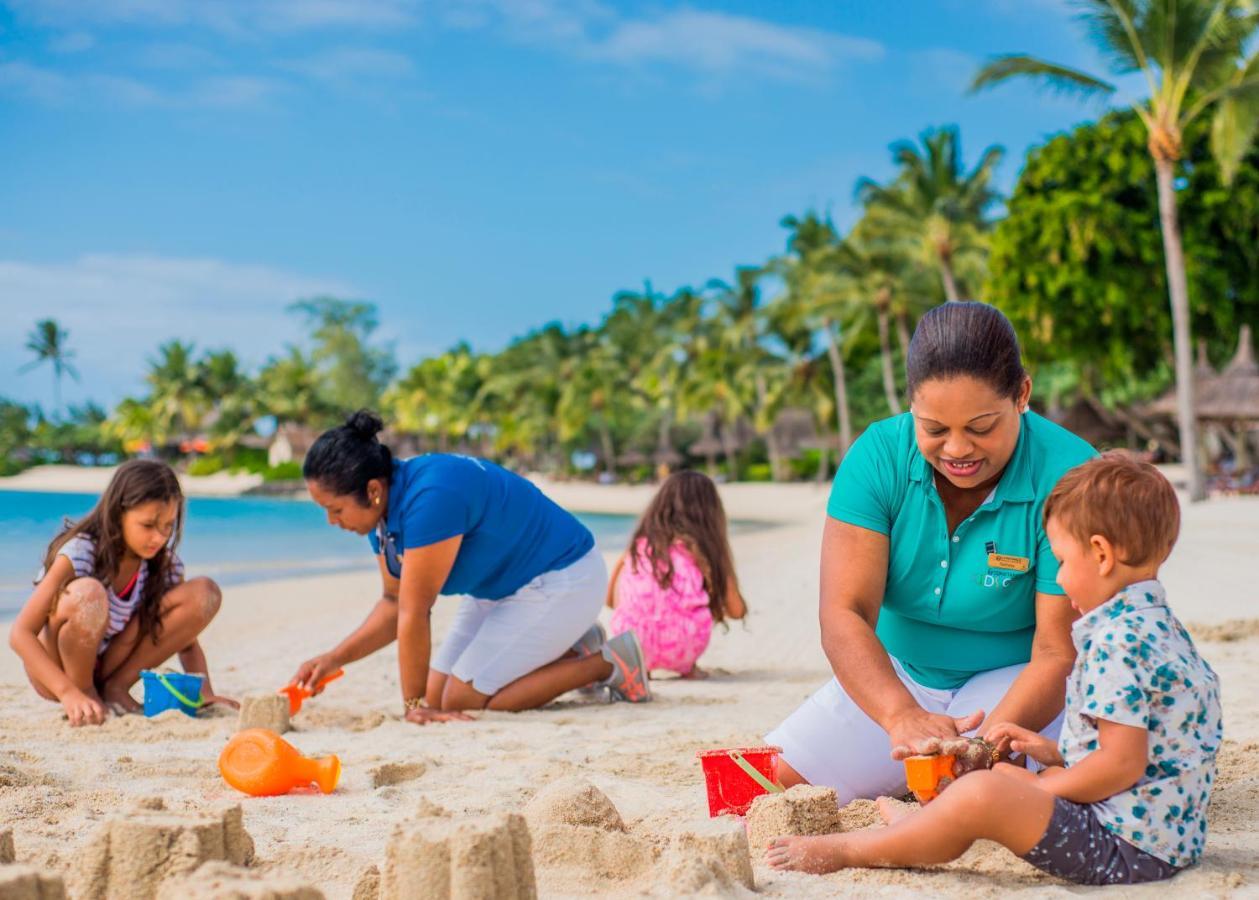 Constance Prince Maurice Poste de Flacq Esterno foto Families on the beach at the Sheraton Resort Fiji