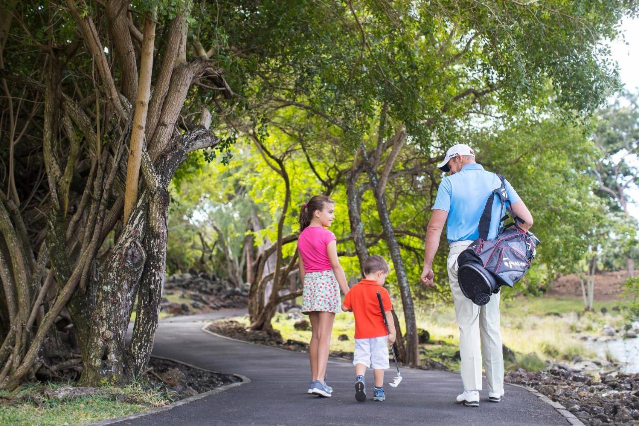 Constance Prince Maurice Poste de Flacq Esterno foto Family walking