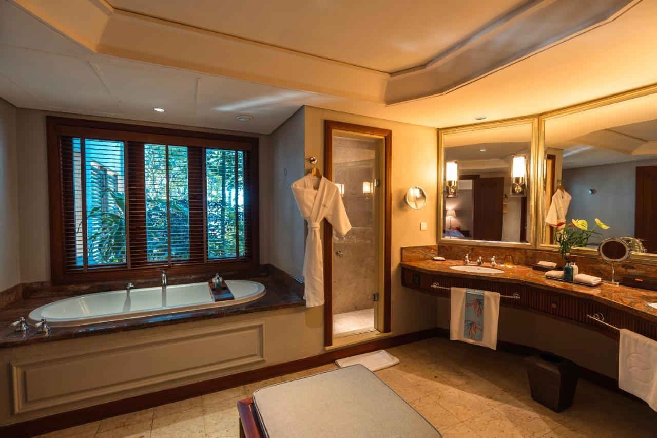 Constance Prince Maurice Poste de Flacq Esterno foto A bathroom in a hotel
